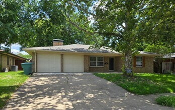 Building Photo - 3/2/2 in Quiet Sherman Neighborhood Near F...