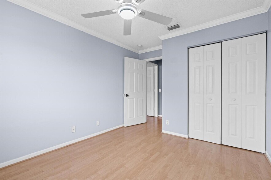 Building Photo - 4319 Greenbriar Ln