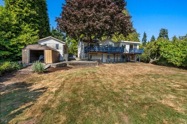 Building Photo - Peaceful Lakefront Living in Kirkland