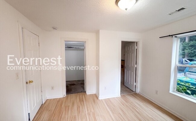 Building Photo - 2-Bed/2-Bath Charming Home with Fenced Yard/Available Now!