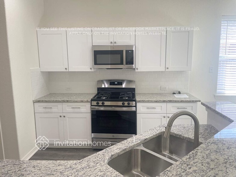 Building Photo - 411 Drake Ln