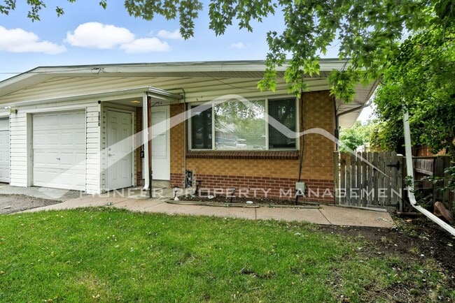 Building Photo - Charming Duplex with Washer/Dryer and Fenc...