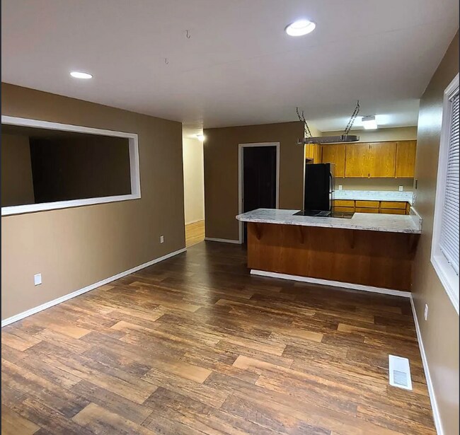 Building Photo - New Carpet! Fresh Paint - Well-maintained home in established neighborhood