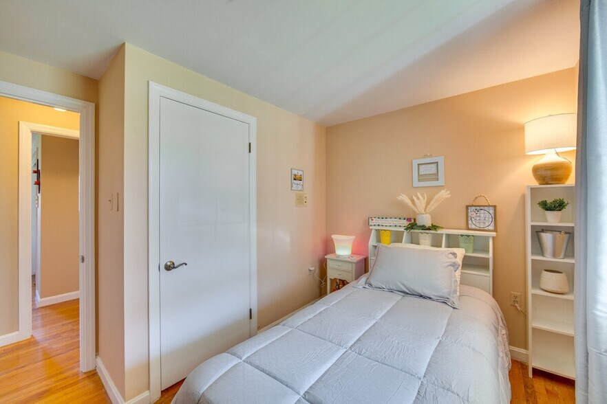 Building Photo - 25 Meadow View Dr