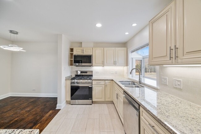 Building Photo - 503 S Benton St