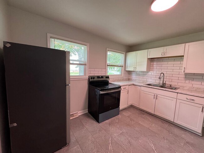 Building Photo - 3bed/1bath House in Greensboro - $1395/month