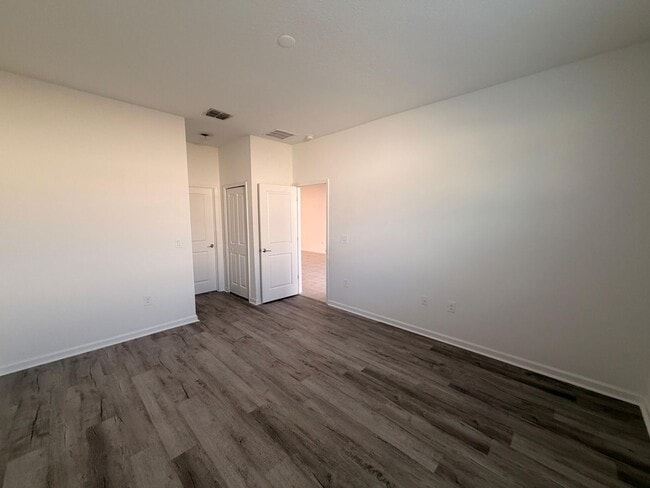 Building Photo - Rare find In-Law suite Home! Single family house with Separate entry and kitchen, laundry set!