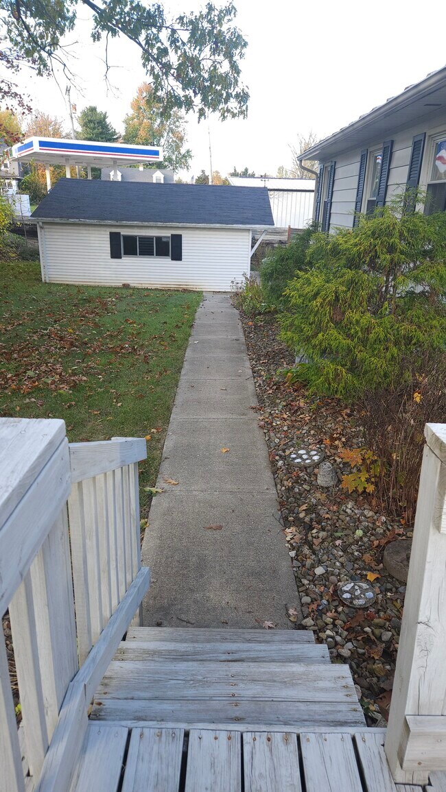 Building Photo - 209 Maple Ct