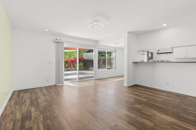 Building Photo - ***MOVE IN SPECIAL*** Modern 3BR Townhome | Garage + Driveway Parking | Yard | Pool | Pet Friendl...