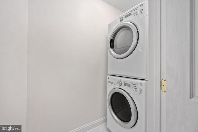 Building Photo - 620 Kenmore Ave