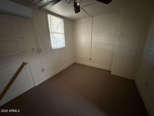 Building Photo - 830 E 9th St