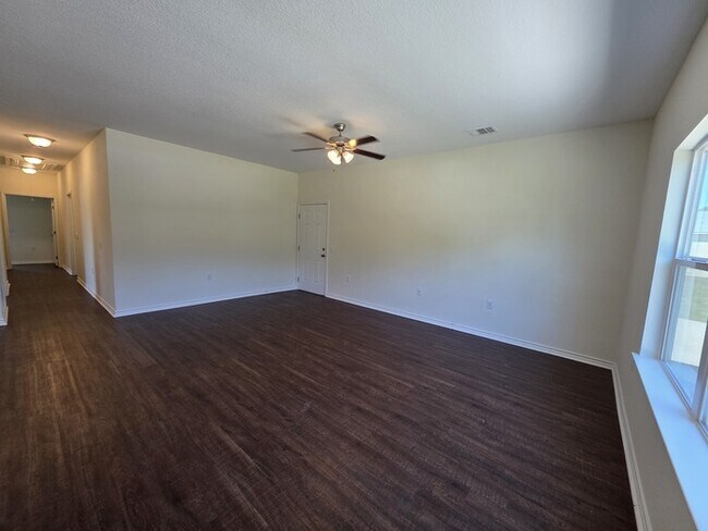 Building Photo - 3/2/2-Ready for Move In