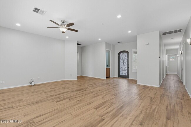 Building Photo - 1545 E Kings Ct