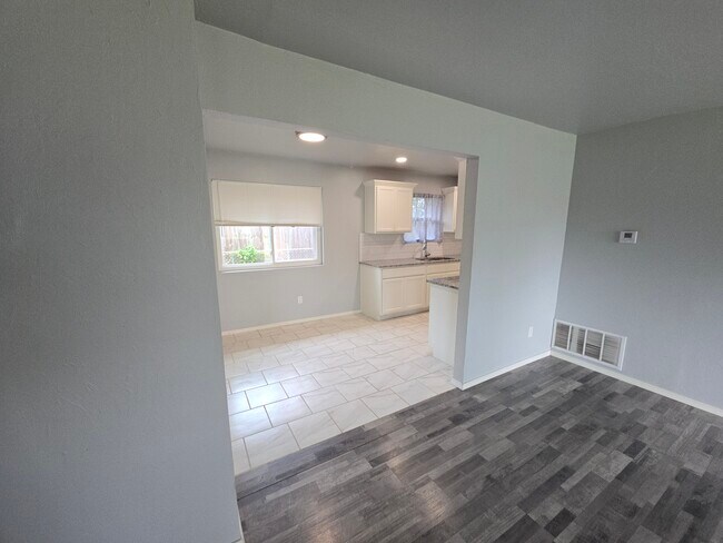 Dining nook - 1500 Regency Blvd