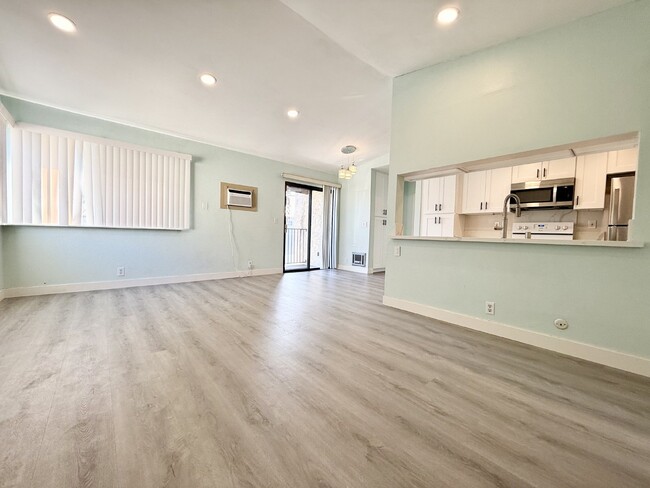 Building Photo - Remodeled 2 bedroom 1 bath unit with laund...