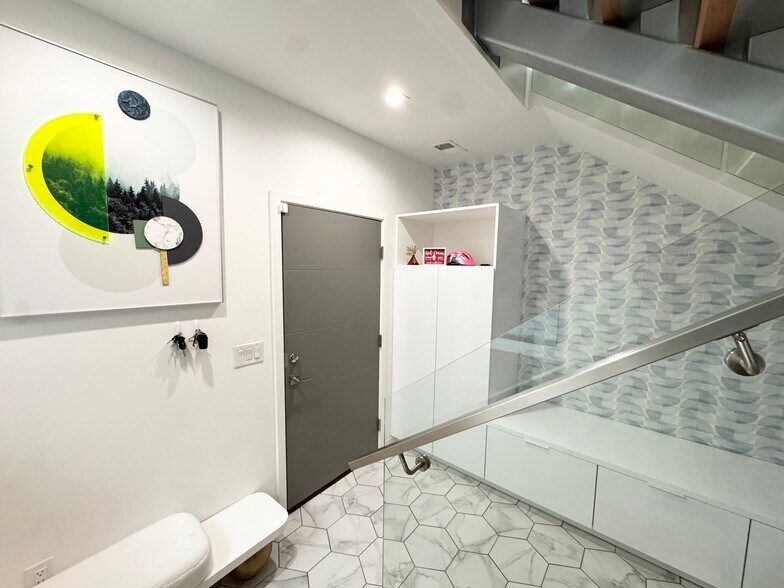 Building Photo - 4732 Mercier St