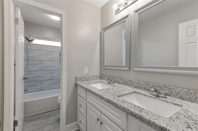 Building Photo - 10335 Emerald Oaks Dr