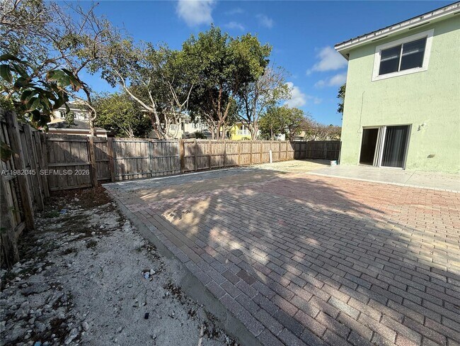 Building Photo - 390 NE 35th Ave