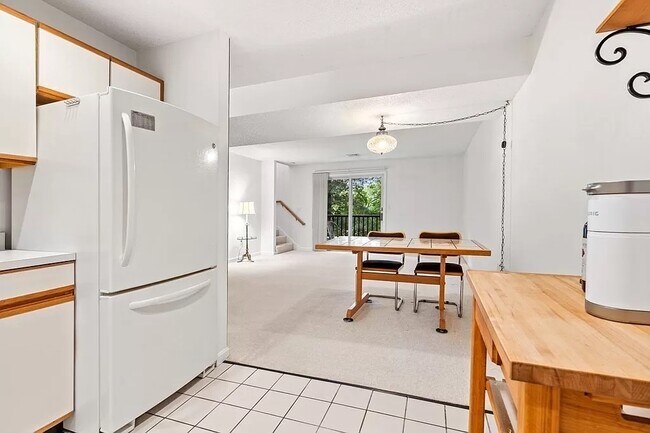 Building Photo - 305 Salem St