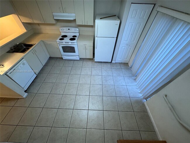 Building Photo - 8249 SW 149th Ct