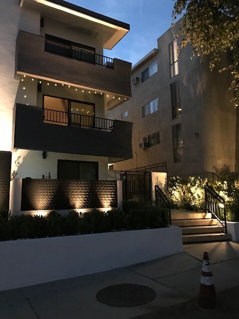 Building Photo - 11661 Montana Ave