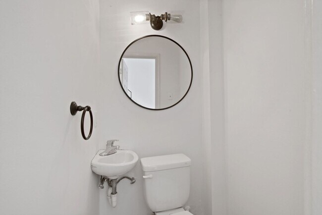 Building Photo - Professionally Managed & Recently Renovated // 2  Bedroom 2  Bathroom Condo // Meridian Hill Park...