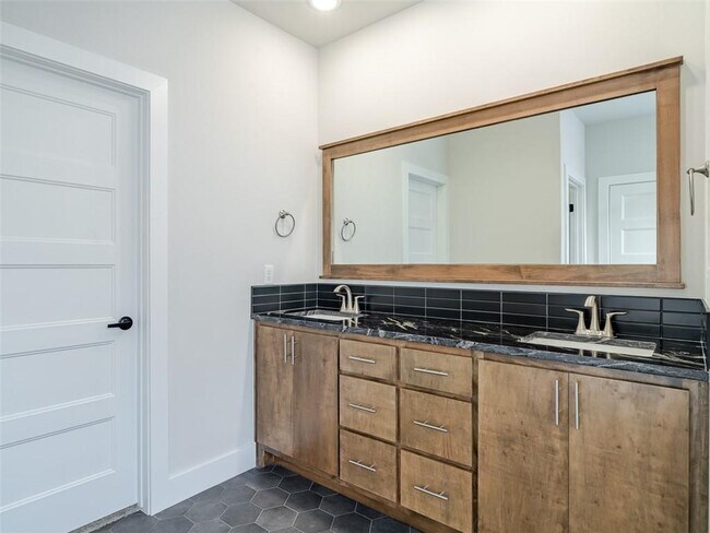 Building Photo - 1317 Bunker Dr