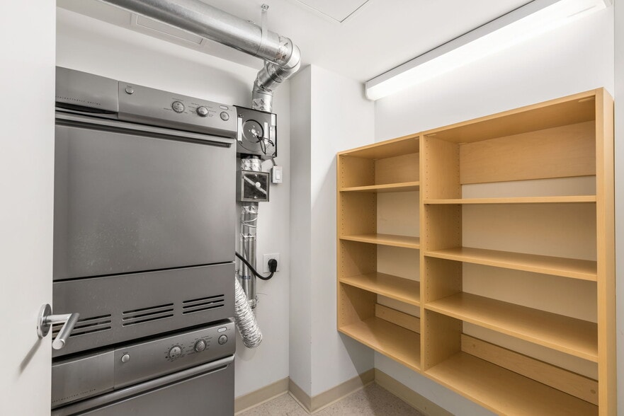 Building Photo - 1310 NW Naito Pky