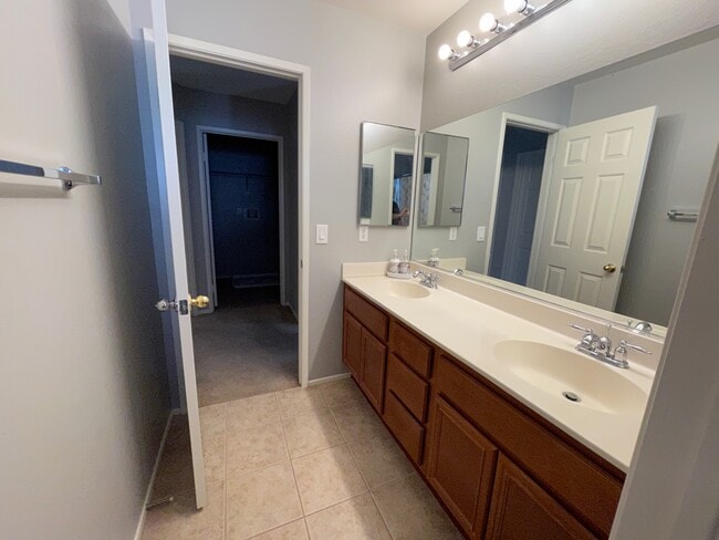 Building Photo - 10950 Mayberry St