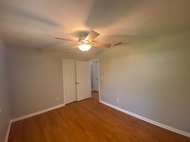 Building Photo - 2408 Dundee Dr