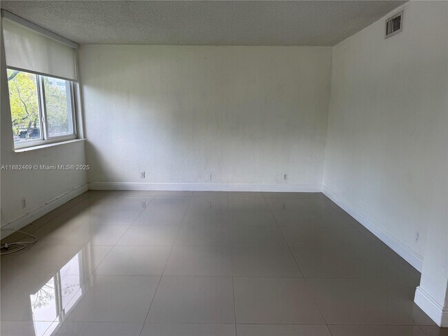 Building Photo - 9143 SW 77th Ave