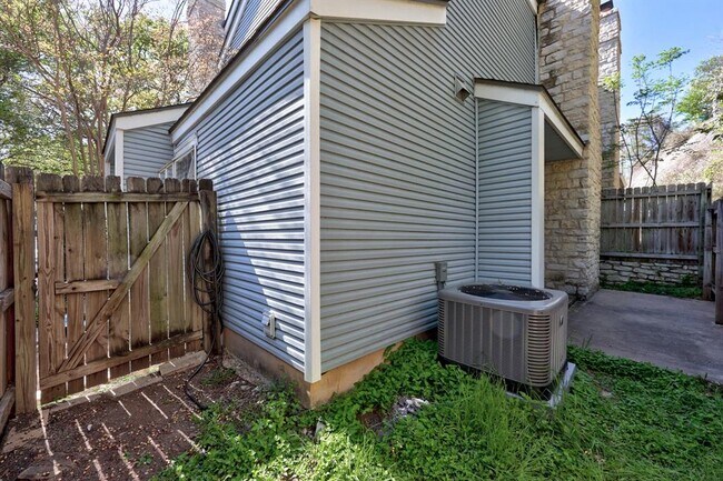 Building Photo - 6821 Old Quarry Ln