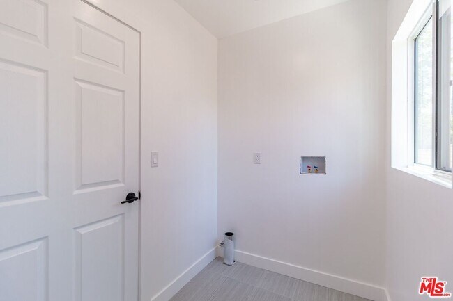 Building Photo - 9416 Ruffner Ave