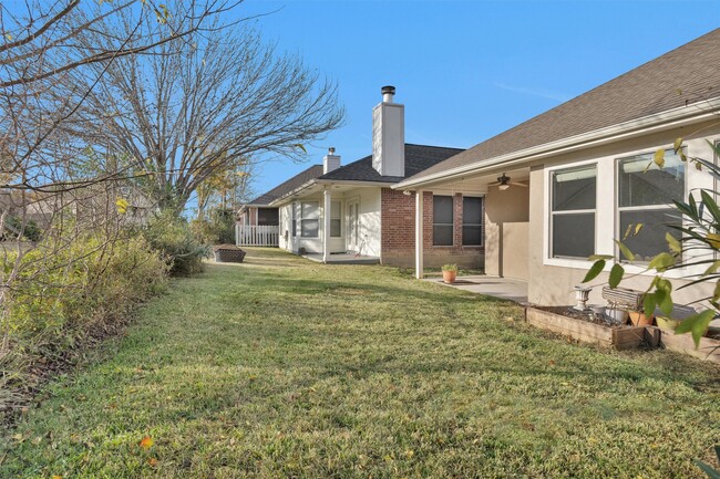 Building Photo - 111 Cove Pl