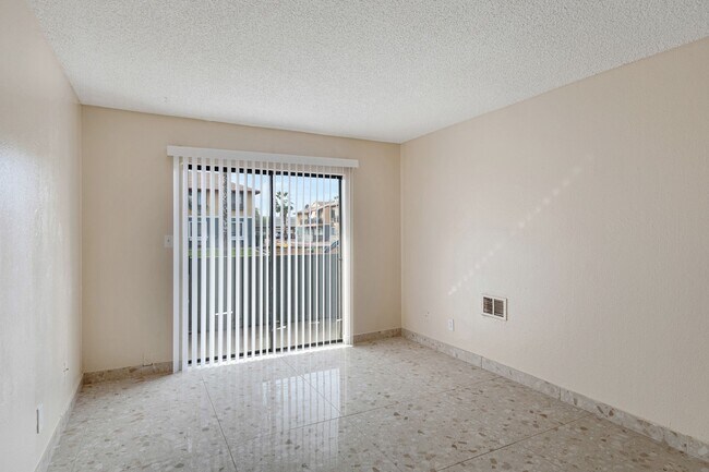 Building Photo - Spacious Studio On The First Floor!