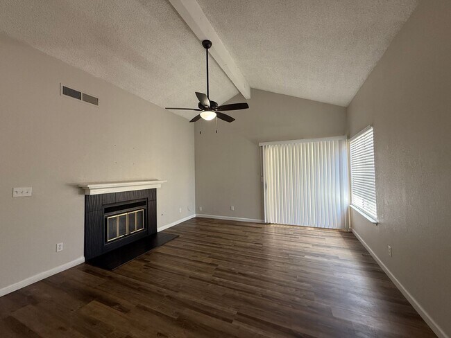 Building Photo - Must see! 2-bedroom, 2-bathroom single-sto...
