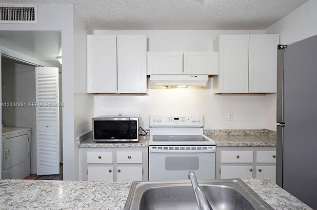 Building Photo - 1727 Meadows Cir W