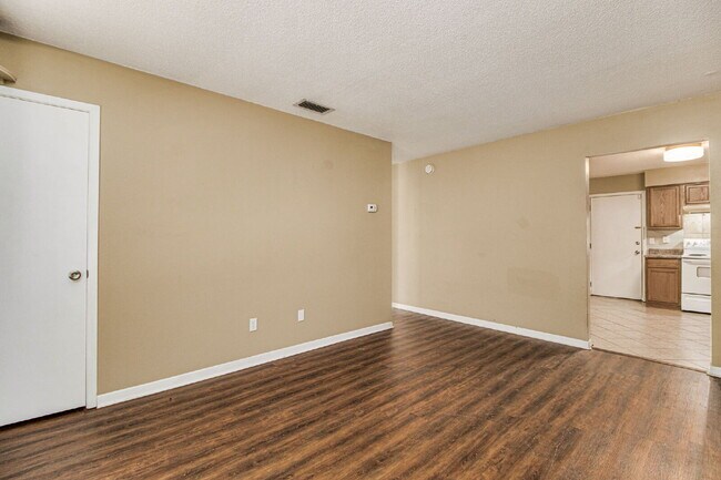Building Photo - Experience the charm of this fabulous dupl...