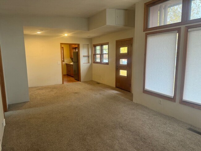 Building Photo - Updated SFH with 3 Beds, 1.5 Baths, 2 Car Garage in the Heart of Edina!