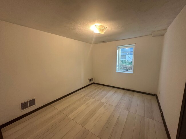 Building Photo - The perfect one bedroom one bath apartment...