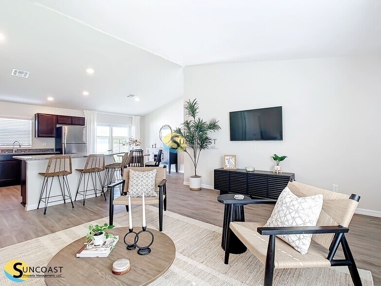 Building Photo - 11 Roxton Ln