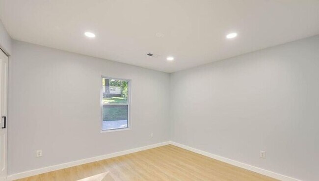 Building Photo - Stunningly Renovated 3BD/1BA Single Family Home in Newton, NC!