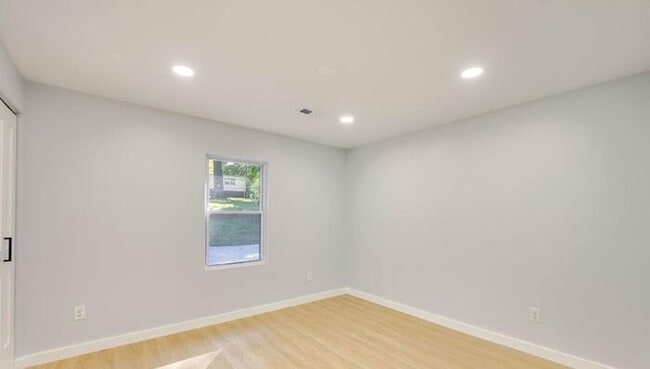 Building Photo - Stunningly Renovated 3BD/1BA Single Family...