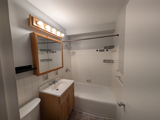 Building Photo - 2 Bed 1 Bath in Lakeview!