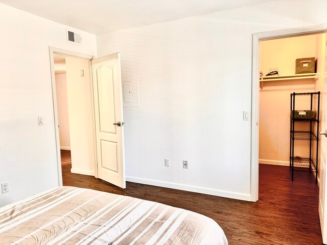 Building Photo - 12035 Alta Carmel Ct