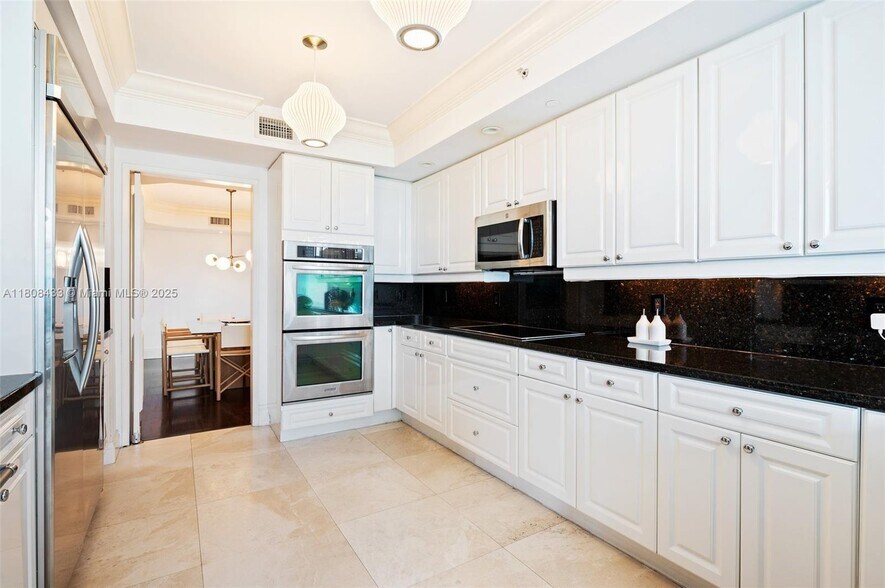 Building Photo - 765 Crandon Blvd