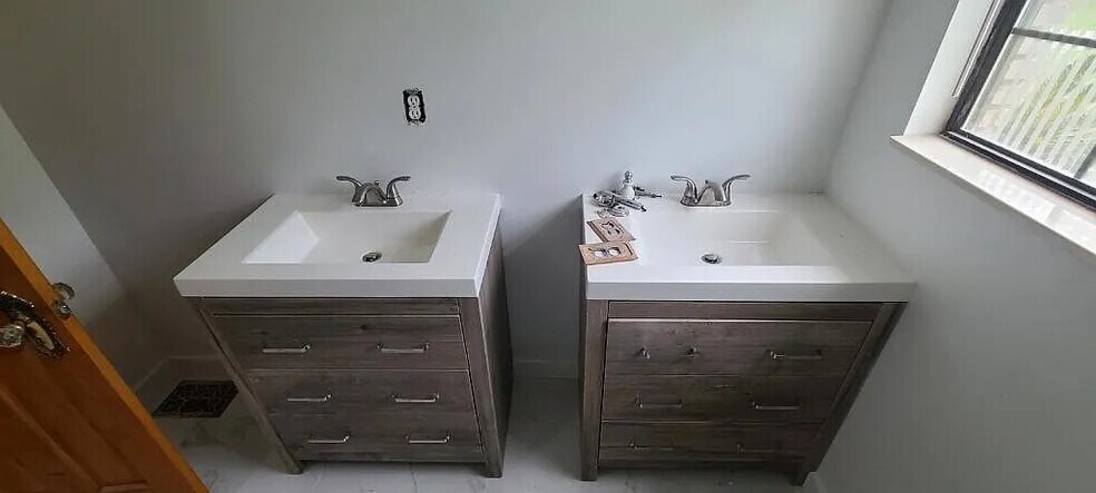 Building Photo - 2107 Lou Dr W