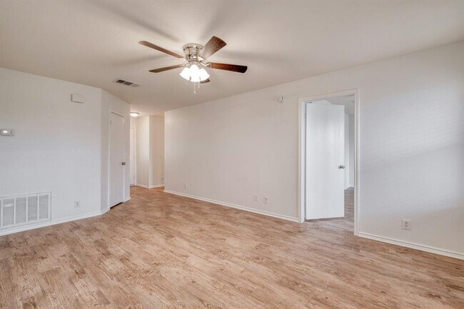 Building Photo - 104 Pinnacle Dr