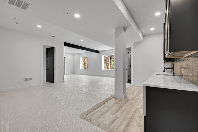 Building Photo - 28229 Juniper Dr