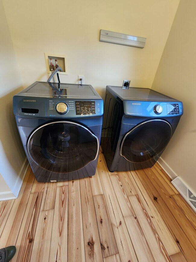 Building Photo - Modern 2 Bedroom Home For Rent